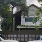 Rumah mantan Sekretaris Mahkamah Agung Nurhadi di Hang Lekir, Jakarta, Selasa (18/2/2020). (Liputan6.com/Nanda Perdana Putra)