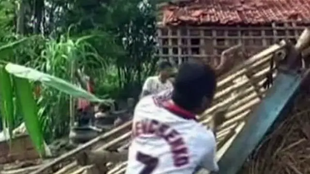 [VIDEO] Ngamuk di Grobogan, Puting Beliung Rusak 40 Rumah Warga