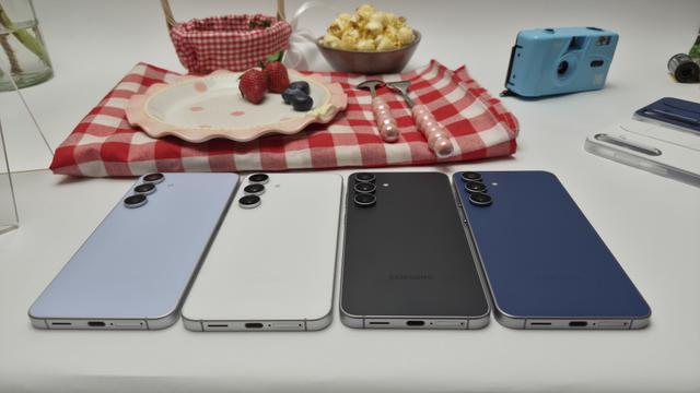 Varian warna Samsung Galaxy S25 FE saat acara pengenalan di Jakarta.
