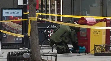 Penjinak bom memeriksa paket mencurigakan di dekat Hilton Garden Hotel di Washington, DC.AS (19/1). Jelang dilantiknya Donald Trump, Polisi AS menemukan benda yang mencurigakan. (AFP Photo/Andrew Caballero-Reynolds)