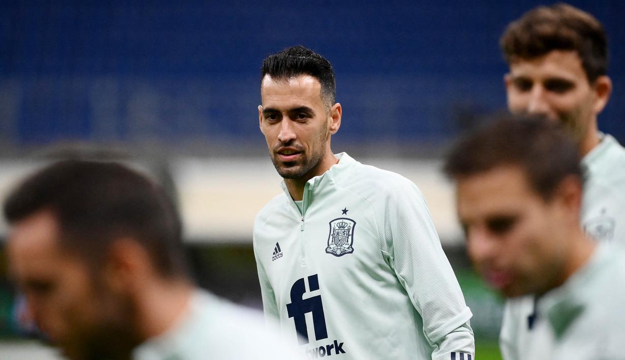 Kali ini kedatangan Sergio Busquets dan kawan-kawan ke San Siro bukan hanya untuk memenangkan laga namun sekaligus membayar kekalahan sebelumnya di Piala Eropa 2020. (AFP/Franck Fife)
