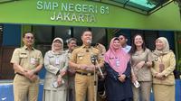 Pejabat Gubernur Jakarta Teguh Setyabudi saat meninjau pelaksaan Program makan bergizi gratis (MBG). (Foto: Liputan6.com/Winda Nelfira).