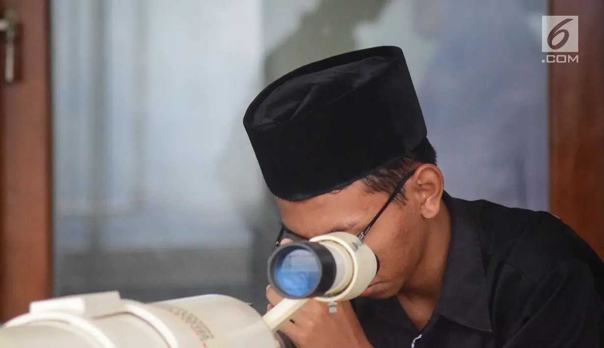 Tim Rukyat Hilal AL Husna MAJT Semarang mengintip hilal di Menara Al-Husna Masjid Agung Jawa Tengah, Selasa (15/5 ). Meski bulan di ufuk titik tengah belum terlihat, penentuan Ramadan masih menunggu Sidang Isbat Kementerian Agama. (Liputan6.com/Gholib)