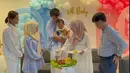 Dihadiri oleh keluarga dan kerabat dekat, acara tasyakuran juga diwarnai dengan prosesi potong tumpeng yang dilakukan oleh si ibu hamil. Acara berjalan dengan khidmat sekaligus meriah. Pasangan mualaf itu pun begitu bahagia seakan tidak sabar menunggu kelahiran buah hati kedua mereka. (Liputan6.com/IG/@juliaprt7)