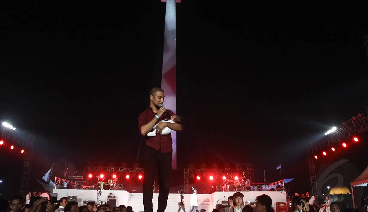 Marcell Siahaan ikut memeriahkan acara Syukuran Salam 3 Jari di kawasan Monas, Jakarta, (20/10/14). (Liputan6.com/Faizal Fanani)