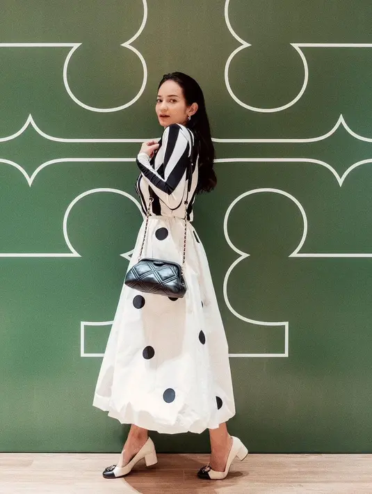 City girl look ala Enzy Storia. Ia mengenakan atasan bermotif garis hitam-putih, dipadu dengan rok bermotif polkadot yang serasi. [Foto: Instagram/enzystoria]