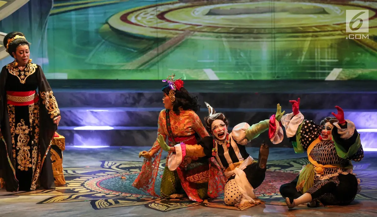 Sejumlah pemain Teater Koma mementaskan Goro-Goro: Mahabarata 2 di Graha Bhakti Budaya, Taman Ismail Marzuki, Jakarta, Rabu (24/7/2019). Teater yang disutradarai N. Riantiarno tersebut berlangsung hingga tanggal 4 Agustus 2019. (Liputan6.com/Fery Pradolo)