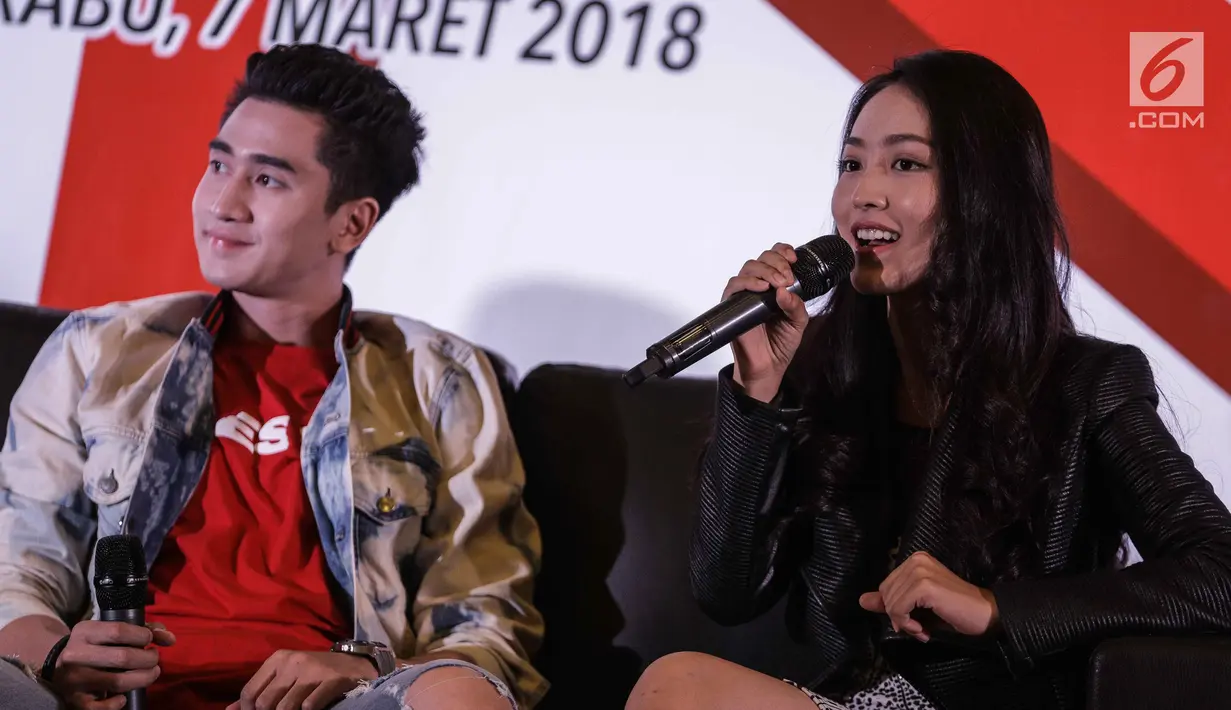 Artis Natasha Wilona bersama Verrell Bramasta saat jumpa pers sinetron Siapa Takut Jatuh Cinta di Gedung SCTV Tower, Jakarta, Rabu (7/3). Meski harmonis, pasangan ini mengaku ada saatnya jenuh karena terlalu sering bertemu. (Liputan6.com/Faizal Fanani)