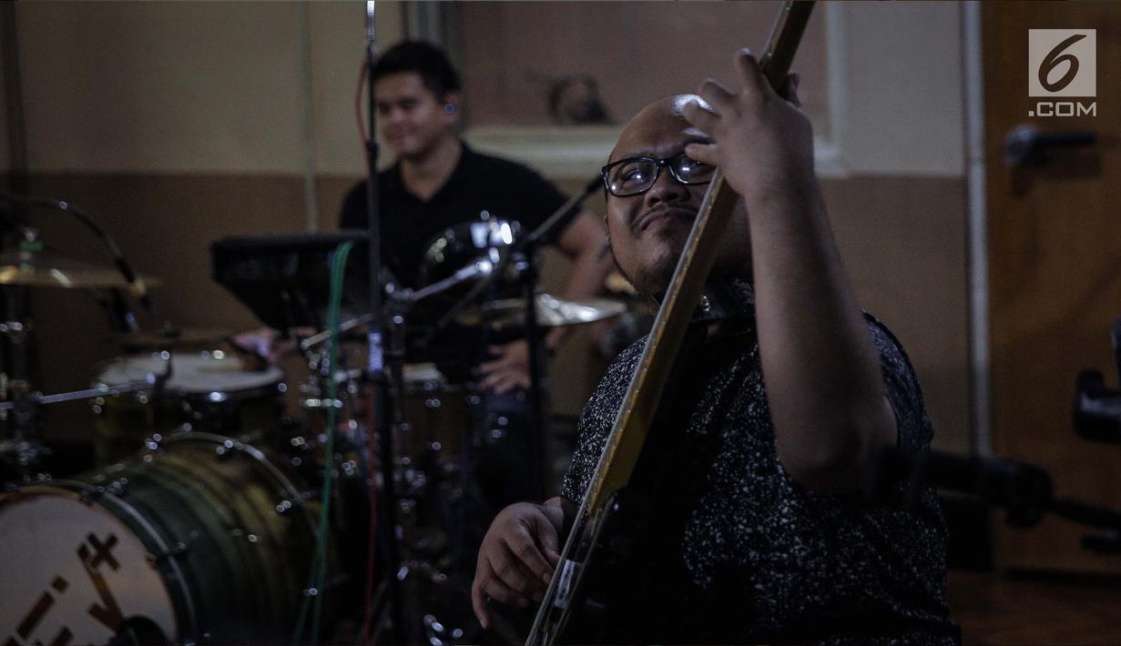 Personel band NEV+ saat latihan bersama Sophia Latjuba di Musica Studio, Jakarta, Jumat (26/1). Nidji Electronic Plus (NeV+) akan membawakan salah satu lagu hits dari Nidji dalam acara Love and Fabulous Festival (LAFF) 2018. (Liputan6.com/Faizal Fanani)