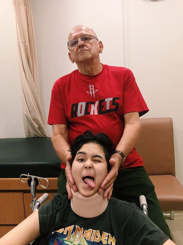 6 Potret Perjuangan Laura Anna Hadapi Spinal Cord Injury, Fisioterapis Hingga Akupuntur