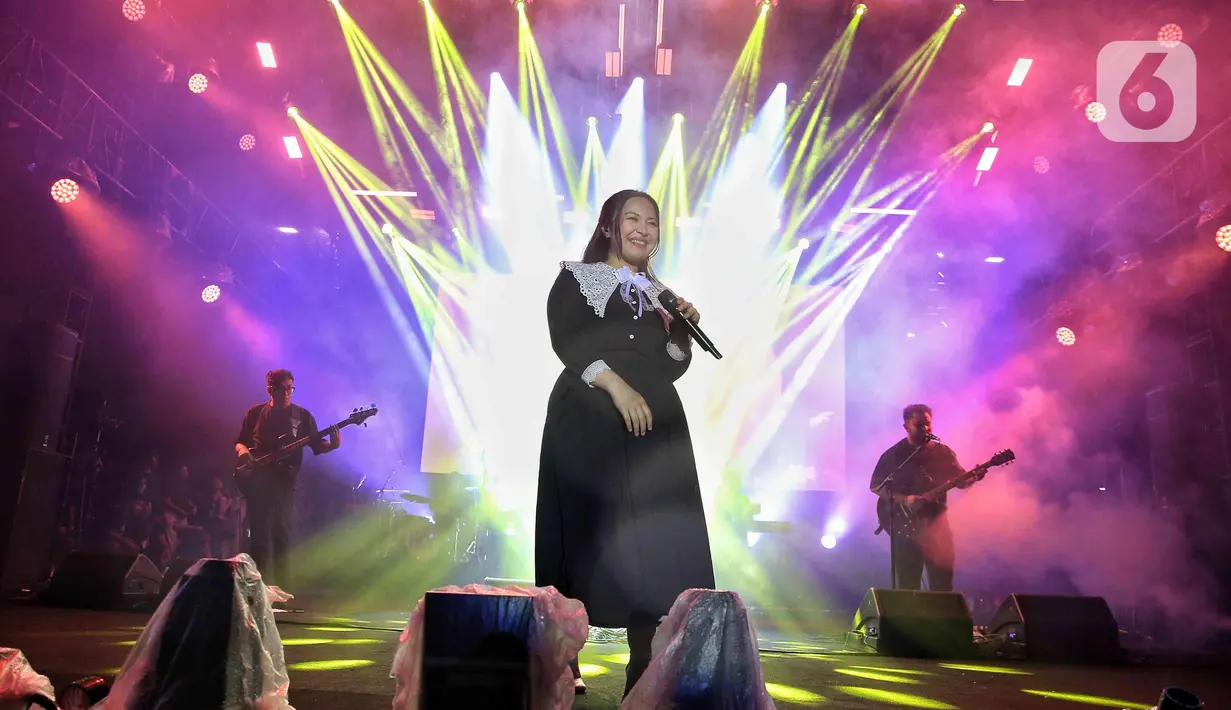 Sejumlah hits andalan yang dinyanyikan Bernadya menambah syahdu suasana malam akhir pekan di KapanLagi Buka Bareng BRI Festival 2025. (Liputan6.com/Angga Yuniar)