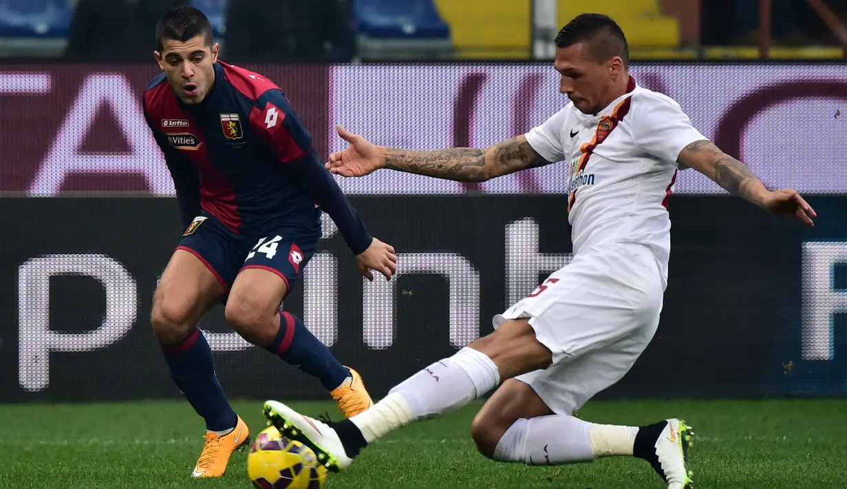Gelandang Genoa, Iago Falque (kiri) berebut bola dengan bek AS Roma, Jose Holebas pada laga Liga Italia 2014/2015 di Luigi Ferraris Stadium, Genoa (14/12/2014). Iago Falque total membela 4 klub di Liga Italia, yaitu Juventus, Genoa, Torino dan Benevento. Musim tertajamnya terjadi pada 2014/2015 bersama Genoa dengan mencetak 13 gol. Gelar top skor diraih Mauro Icardi (Inter Milan) dan Luca Toni (Hellas Verona) dengan 22 gol. (AFP/Giuseppe Cacace)