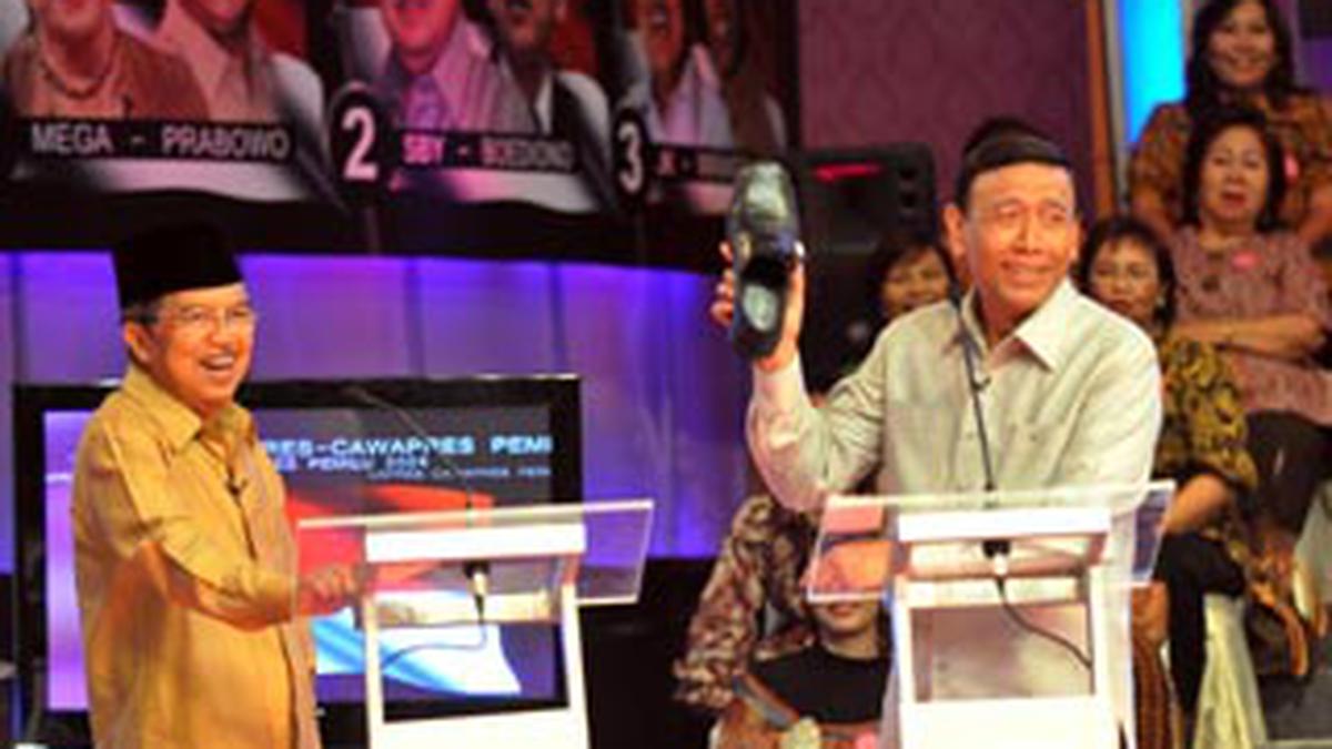 Cawapres Wiranto memperlihatkan sepatu produk lokal yang ...