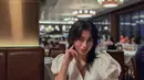 Tampil feminine, di sini Sintya Marisca mengenakan atasan putih lengan pendek beraksen balon. [Foto: Instagram/sintyamarisca]
