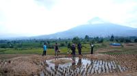 Sambaran petir yang datang tiba-tiba menewaskan Rapi (16) remaja asal Kampung Ciloa, Desa Banjarsari, Kecamatan Bayongbong, Kabupaten Garut, Jawa Barat. (Liputan6.com/Jayadi Supriadin)