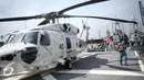 Helikopter berada di kapal JS Yuugiri saat bersandar di Pelabuhan Tanjung Priok, Jakarta, Senin (22/8). Kapal pasukan bela diri maritim Jepang mengunjungi Indonesia untuk mempererat persahabatan kedua negara dibidang Maritim. (Liputan6.com/Faizal Fanani)