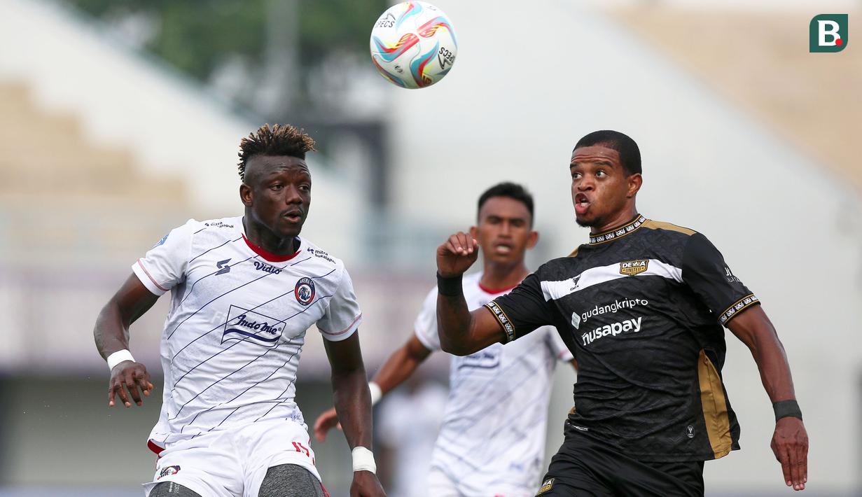<p>Pemain Dewa United FC, Alex Martins Ferreira (kanan) berebut bola dengan pemain Arema FC, Ichaka Diarra pada laga pekan pertama BRI Liga 1 2023/2024 antara Dewa United melawan Arema FC di Stadion Indomilk, Tangerang, Minggu (2/7/2023). (Bola.com/Bagaskara Lazuardi)</p>