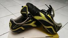 Sepatu sepak bola Diadora, satu dari sekian banyak merek yang mempertahankan desain klasik dan tetap digemari. (Sumber: Bukalapak)