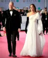Hadir di acara BAFTA, Kate tampil menawan dengan gaun putih panjang model one shoulder ditambah dengan gloves panjang warna hitam. [@princeandprincessofwales]