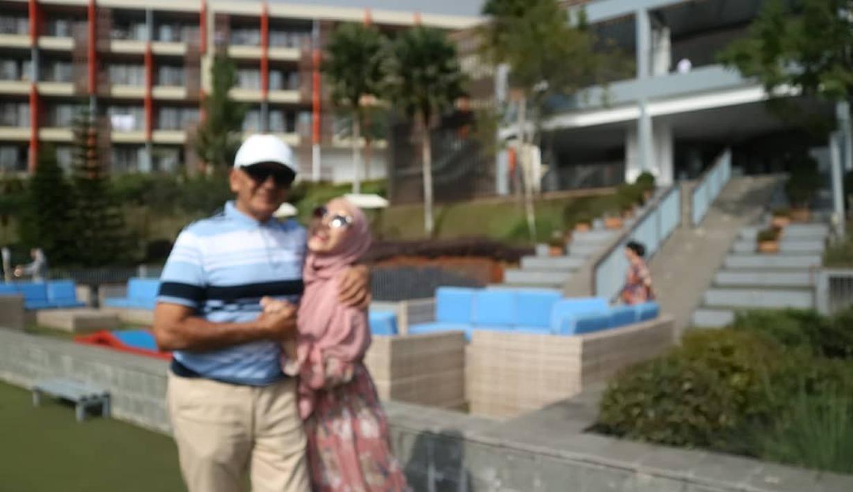 Terpaut Usia 45 Tahun, Intip 10 Potret Kemesraan Mark ...