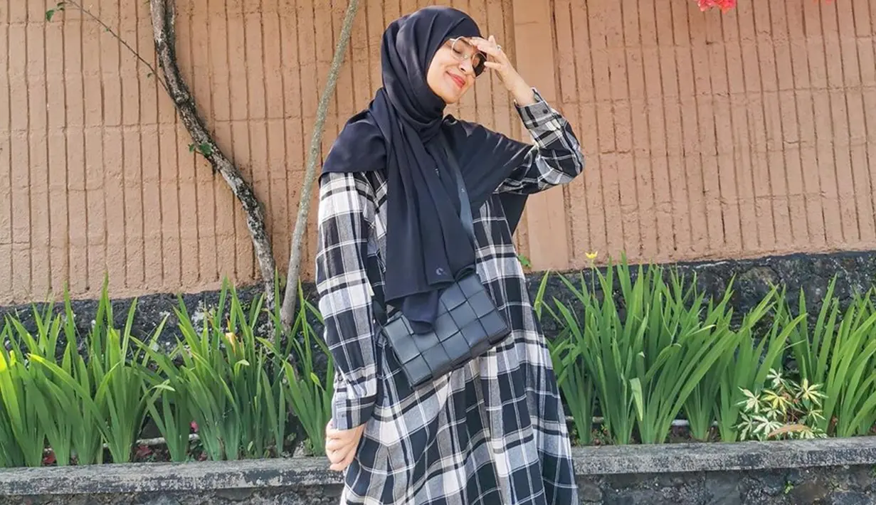 Gaya busana Shireen saat menggunakan tunik bermotif kotak satu ini juga bisa menjadi inspirasi. Ia pun memilih menggunakan aksesoris tambahan kacmata untuk mendukung penampilannya. (Liputan6.com/IG/@shireensungkar)