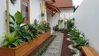 7 Kombinasi Tanaman Hias dan Elemen Kayu untuk Kebun Kecil yang Estetik, Rapi dan Enak Dilihat