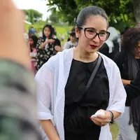 Walaupun terhalang oleh kacamata, namun mata Novita Angie tetap saja terlihat merah dan sembab oleh air mata yang mengalir. (Daniel Kampua/Bintang.com)