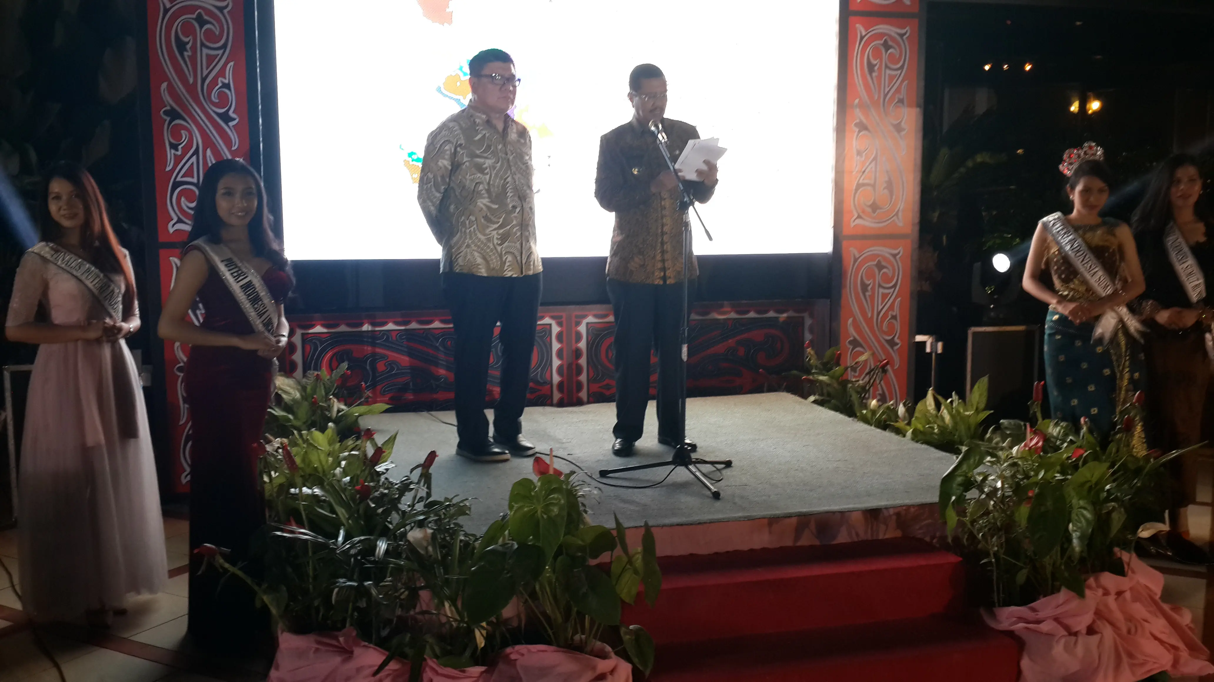 Utusan Tetap Presiden Seychelles untuk Indonesia, Nico Barito (kiri) dan Gubernur Sumatera Utara Tengku Eddy Nuradi (kanan) saat membuka Lake Toba Forum 2017 (16/12/2017) (Rizki Akbar Hasan/)