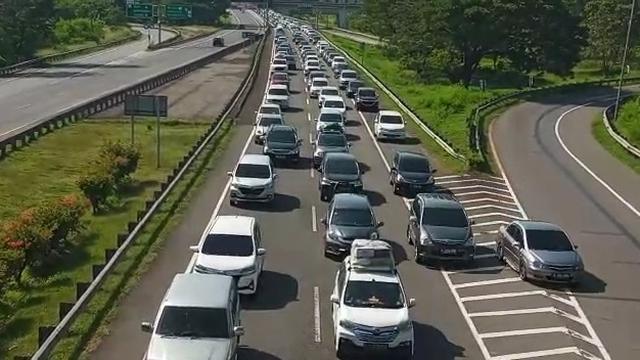 Info Arus Balik 2022: Puluhan Ribu Kendaraan Roda Empat Padati Tol Palikanci Cirebon