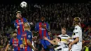 Penyerang Barcelona, Lionel Messi, berusaha menyundul bola saat melawan Gladbach. Gol kemenangan Barcelona dicetak oleh Lionel Messi dan hat-trick dari Arda Turan. (Reuters/Albert Gea)