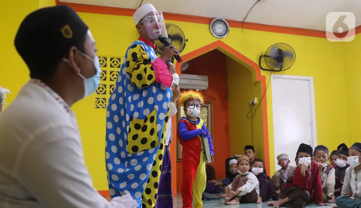 Yahya Edward menggunakan kostum badut berceramah di depan anak-anak di Pinang, Kota Tangerang, Banten, Kamis (29/4/2021). Mengajar ngaji menggunakan kostum badut tersebut untuk memotivasi anak-anak agar tetap semangat belajar sekaligus untuk menghibur anak didiknya. (Liputan6.com/Angga Yuniar)