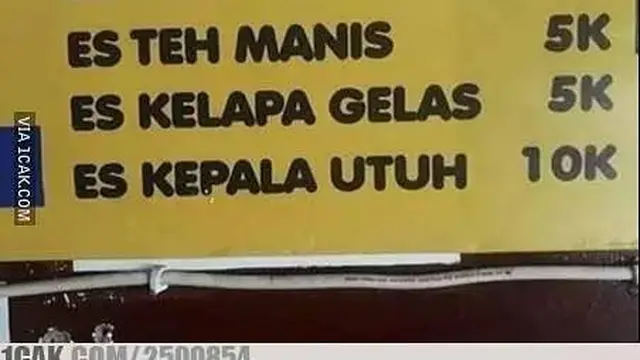 8 Potret Nyeleneh Penjual Es Kelapa Muda yang Bikin Pembeli Salah Fokus