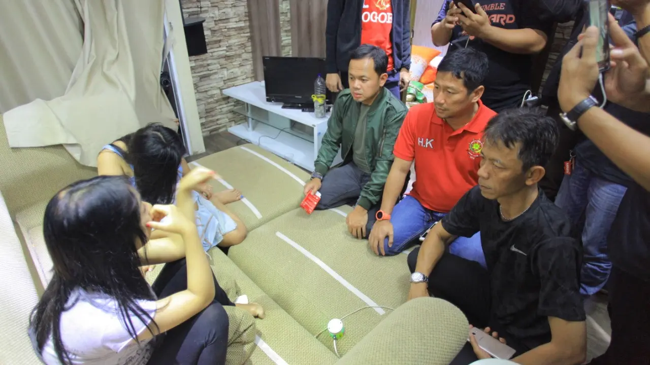 Wali Kota Bogor Bima Arya Sugiarto dan kepolisian menggerebek sebuah apartemen yang diduga dijadikan tempat prostitusi, Rabu (17/10/2018) sore.
