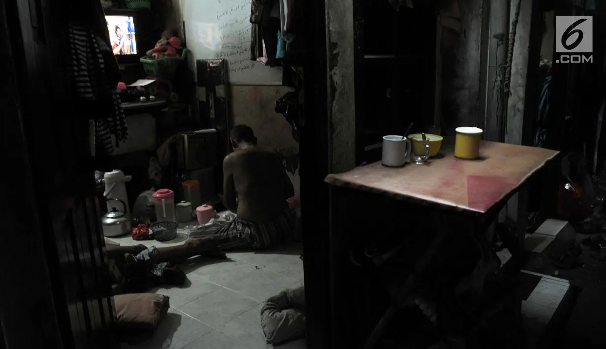 Aktivitas warga Gang Venus, Kelurahan Jembatan Besi, Kecamatan Tambora, Jakarta, Kamis (5/9/2019). Warga Gang Venus harus menggunakan listrik selama 24 jam penuh akibat minimnya cahaya matahari yang masuk ke kawasan mereka. (merdeka.com/Iqbal Nugroho)