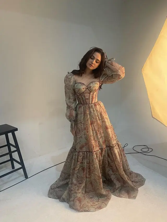 Maxi Dress dengan Sentuhan Etnik