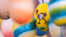 Telur paskah warna-warni menghiasi sebuah pohon robinia yang berdiri di kota Saalfeld, Jerman, Jumat (30/3). Pohon Paskah, merupakan tradisi lain yang berumur berabad-abad dan dibuat dari pohon atau semak kecil yang masih hidup. (AP/Jens Meyer)