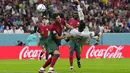 Penyerang Swiss Breel Embolo berebut bola dengan bek Portugal Diogo Dalot dalam laga 16 besar Piala Dunia 2022 di Stadion Lusail Iconic, Rabu (7/12/2022) dini hari WIB. Portugal menjadi tim terakhir yang menyegel tiket ke perempatfinal Piala Dunia 2022. (AP Photo/Natacha Pisarenko)