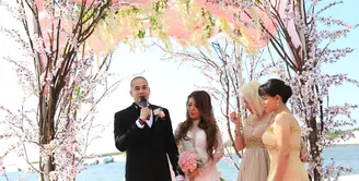 Rona bahagia juga sedang menyelimunti pasangan Okan Kornelius dan May Lee, atau wanita yang akrab disapa Lee Sachi. Keduanya telah resmi menikah pada Sabtu (10/2/2018) di Segara, Ancol, Jakarta Utara. (Nurwahyunan/Bintang.com)