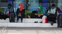 Calon penumpang menunggu kereta di Stasiun Senen, Jakarta, Sabtu (24/12). PT Kereta Api Indonesia telah memberangkatkan 21806 penumpang perhari ini saat libur Natal 2016 dan Tahun Baru 2017. (Liputan6.com/Herman Zakharia)