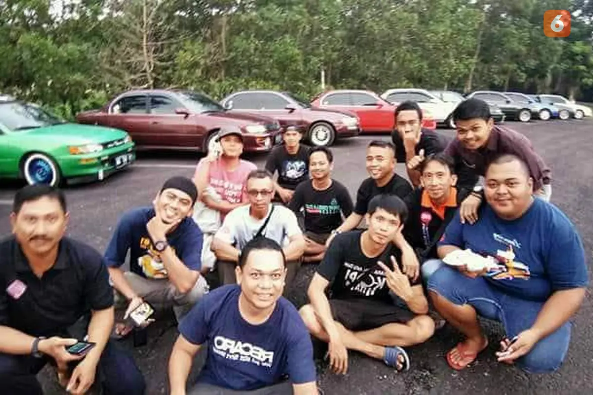 Anggota Komunitas Great Corolla Club Indonesia (GCCI) Berswafoto Saat Kopdar Sebelum Pandemi Covid-19. (Dokumentasi GCCI Cilegon).