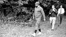 Fidel Castro (kiri) berjalan saat berburu di Rumania dalam file foto Mei 1972 ini. Bersama Che Guevara, Castro pernah melakukan perlawanan gerilya untuk Kuba selama 25 bulan di Pegungunan Sierra Maestra.  (REUTERS / Prensa Latina File Photo)