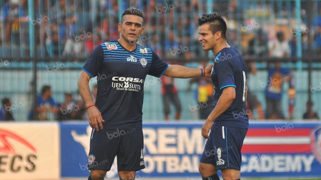 Cristian Gonzales dan Gustavo Giron