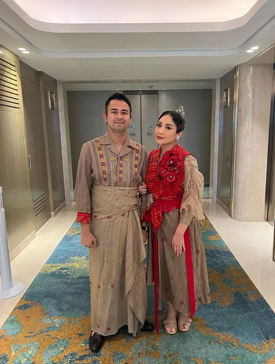 <p>Penampilan tak kalah menawan hadir dari pasutri Raffi Ahmad dan Nagita Slavina yang juga turut melenggang di panggung JFW 2024. Mereka tampil untuk membawakan koleksi Surya Abduh di panggung Dekranasda Kota Medan. [Foto: Instagram/raffinagita1717]</p>