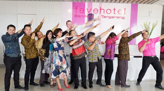 President and CEO Archipelago, John Flood bersama manajemen Favehotel Bandara Tangerang.