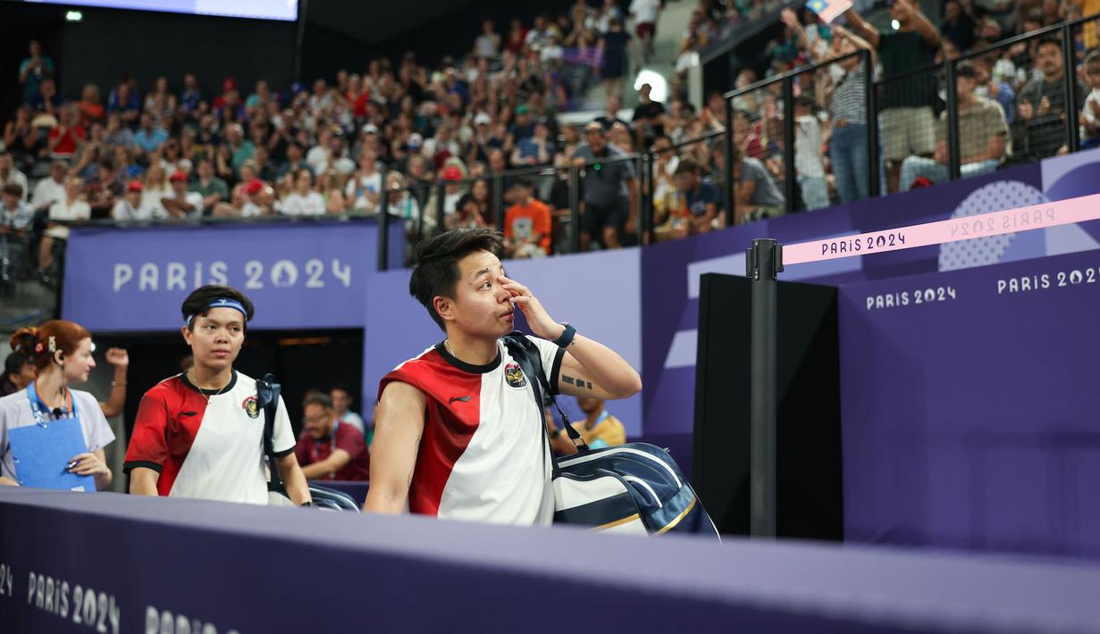 Ganda putri terbaik Indonesia, Apriyani Rahayu/Siti Fadia Silva Ramadhanti mengakhir kiprahnya di Olimpiade Paris 2024 tanpa meraih satu pun kemenangan. Setelah dipastikan tersingkir di fase grup usai menelan dua kekalahan dari Mayu Matsumoto/Wakana Nagahara dan Chen Qingchen/Jia Yifan, Apri/Fadia kembali gagal mencatat kemenangan saat jumpa wakil Malaysia, Pearly Tan/Thinaah Muralitharan 18-21, 9-21 di Porte de la Chapelle Arena, Paris, Selasa (30/7/2024) sore WIB. Alhasil Apri/Fadia yang tak meraih satu gim pun dalam tiga laga harus puas menjadi juru kunci Grup A. (Dok. NOC Indonesia/Naif Muhammad Al'as)