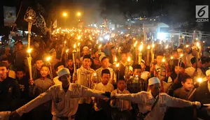 Ribuan umat Islam dari berbagai elemen melakukan aksi longmarch sejuta obor dari kawasan Sukasari menuju Ciawi, di Jalan Raya Tajur, Bogor, Senin (10/9). Aksi ini dilakukan dalam rangka memperingati Tahun Baru Islam 1440 H. (Merdeka.com/Arie Basuki)