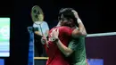 Tunggal putra Indonesia, Alwi Farhan, memeluk Moh. Zaki Ubaidillah setelah laga final nomor tunggal putra SEA Games 2025 di Thammasat University Rangsit Campus, Pathum Thani hari Minggu (14/12/2025). (Bola.com/Bagaskara Lazuardi)