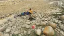 Warga mengambil air pada lubang di aliran Sungai Cipamingkis yang kering, Cibarusah, Bekasi, Jabar, Kamis (2/8). Dua bulan tak diguyur hujan menyebabkan warga perbatasan Bogor-Bekasi dilanda kekeringan dan kesulitan air bersih. (Merdeka.com/Arie Basuki)