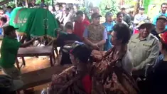 Satu keluarga yang terdiri dari kedua orang tua dan dua anaknya, yang sedang terlelap tidur menjadi korban.