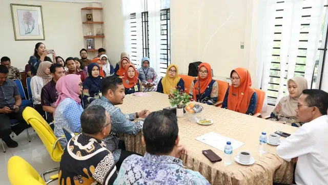 Wali Kota Batam Amsakar Achmad saat sidak ke RSUD Embung Fatimah serta mengunjungi keluarga korban. (Foto: Liputan6.com/Ajang Nurdin)